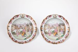 COPPIA DI RARI PIATTI IN PORCELLANA MANDARIN ARMORIALE
