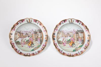 Coppia di rari piatti in porcellana Mandarin armoriale, Cina, periodo Qianlong (1735-1796)