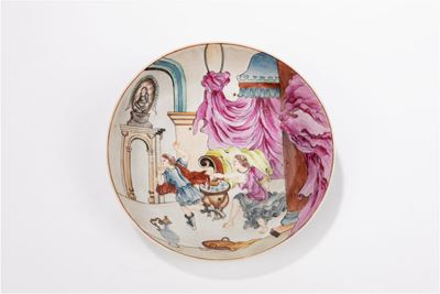 Piatto in porcellana Famiglia Rosa con soggetti europei, Cina, dinastia Qing, circa 1750