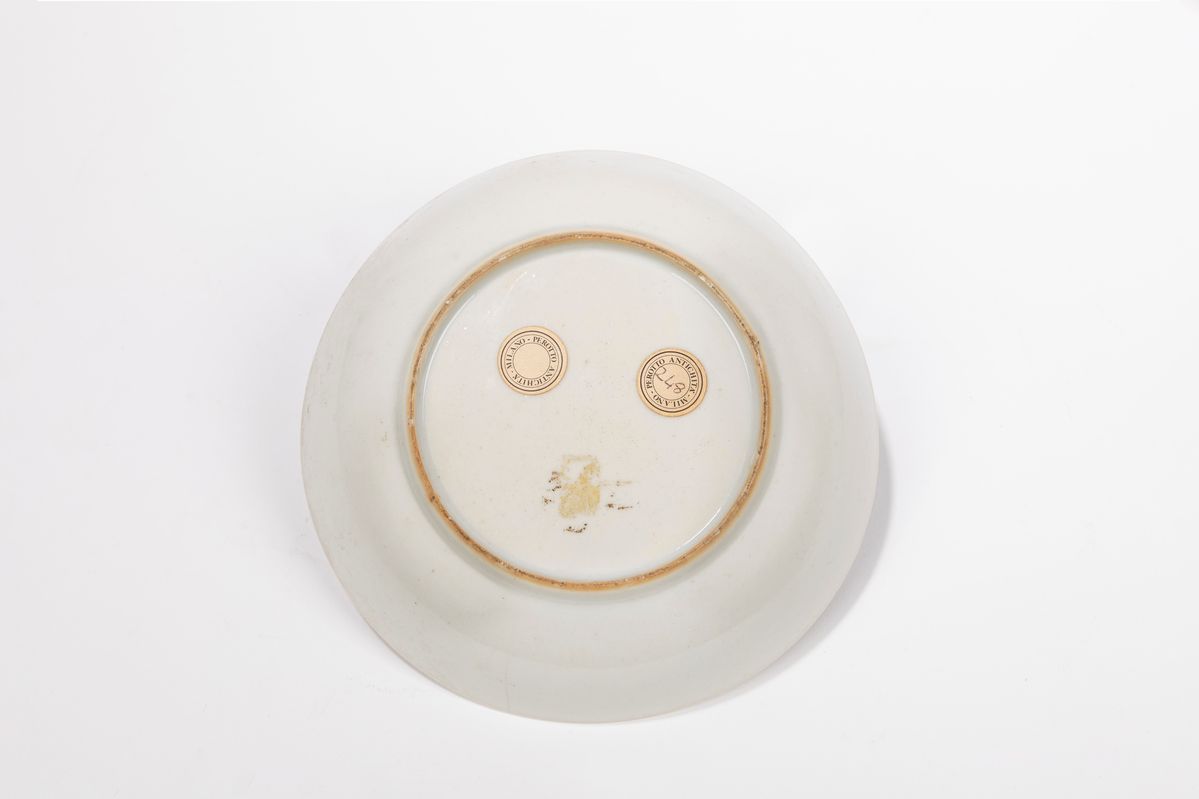 Piatto in porcellana Famiglia Rosa con soggetti europei, Cina, dinastia Qing, circa 1750