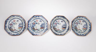 Cina, Set di quattro piatti in porcellana, periodo Qianlong (1735-1796), diametro massimo cm 23