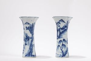 COPPIA DI VASI IN PORCELLANA BIANCA E BLU