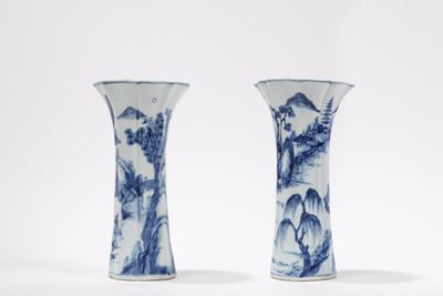 Cina, dinastia Qing, Coppia di vasi in porcellana bianca e blu