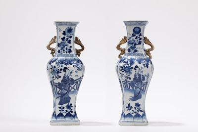 Cina, Coppia di vasi in porcellana bianca e blu, periodo Kangxi (1661-1722)