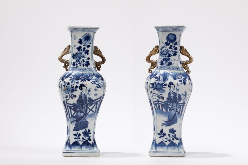 COPPIA DI VASI IN PORCELLANA BIANCA E BLU Cina, periodo Kangxi (1661-1722), Arte Orientale / 东方艺术