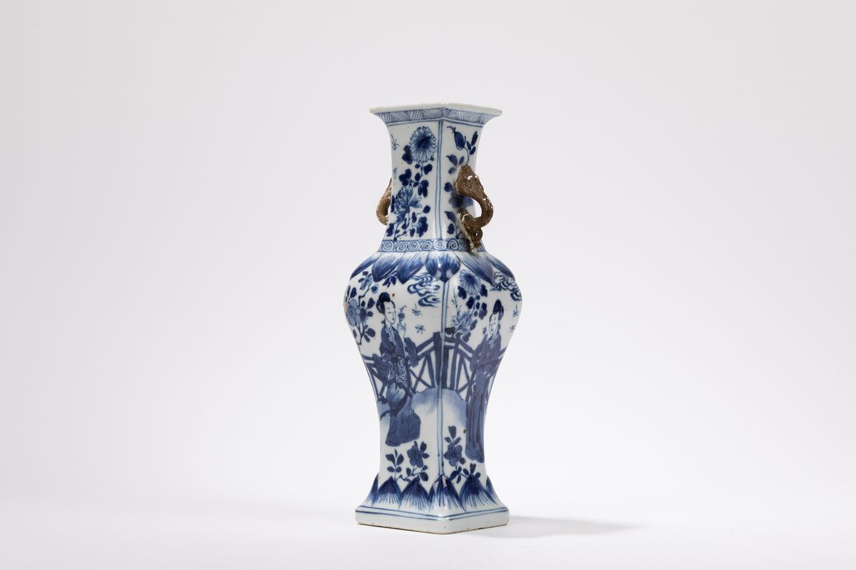 Cina, Coppia di vasi in porcellana bianca e blu, periodo Kangxi (1661-1722)