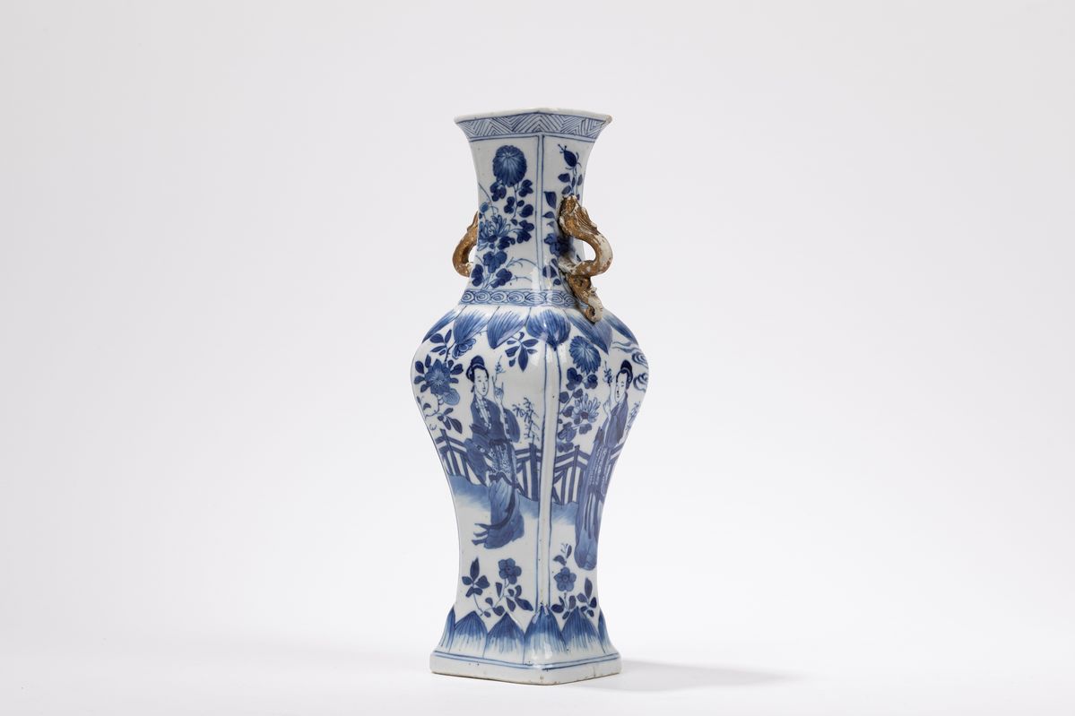 Cina, Coppia di vasi in porcellana bianca e blu, periodo Kangxi (1661-1722)