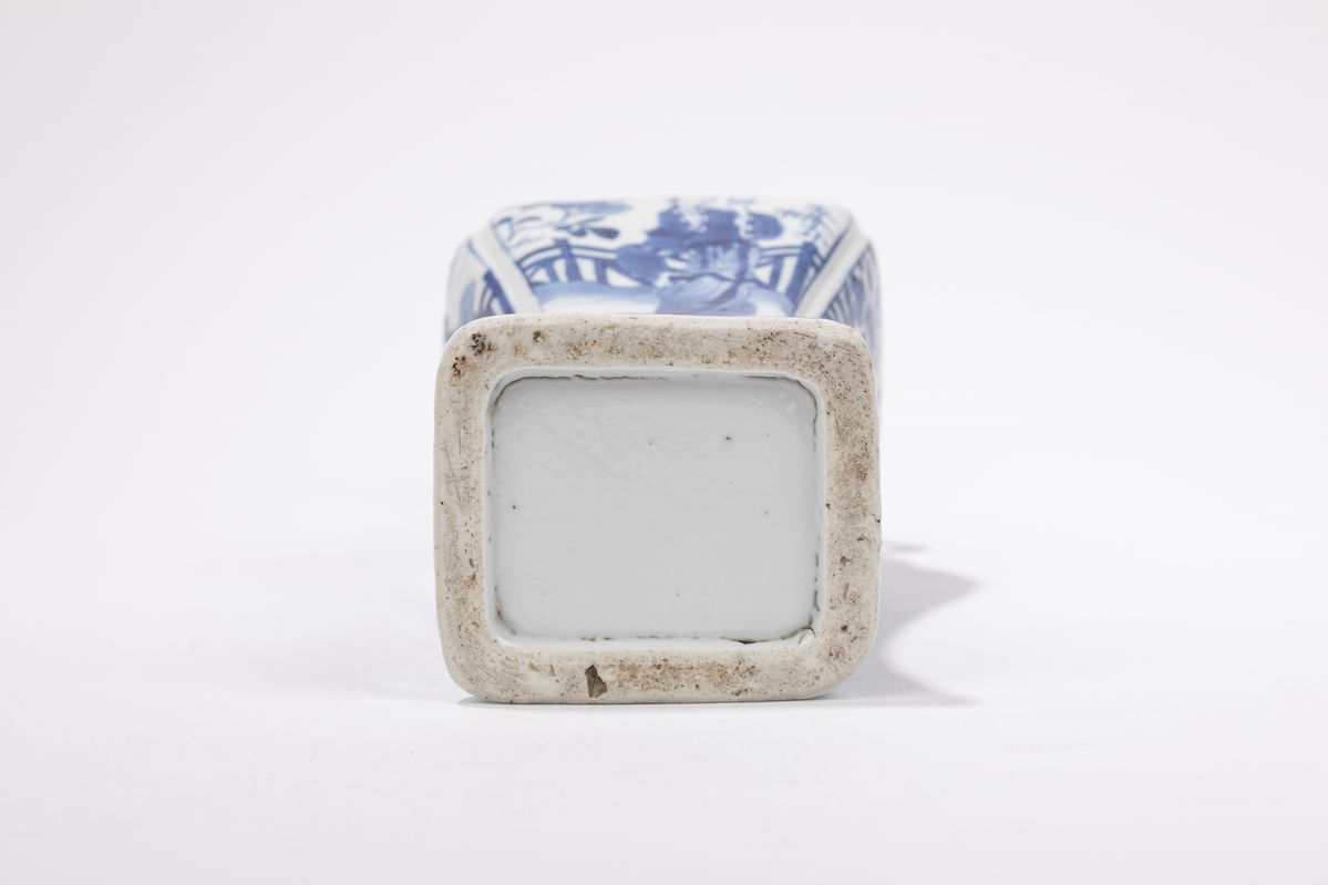 Cina, Coppia di vasi in porcellana bianca e blu, periodo Kangxi (1661-1722)