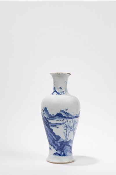 Vaso in porcellana bianca e blu, Cina, periodo Kangxi (1661-1722)