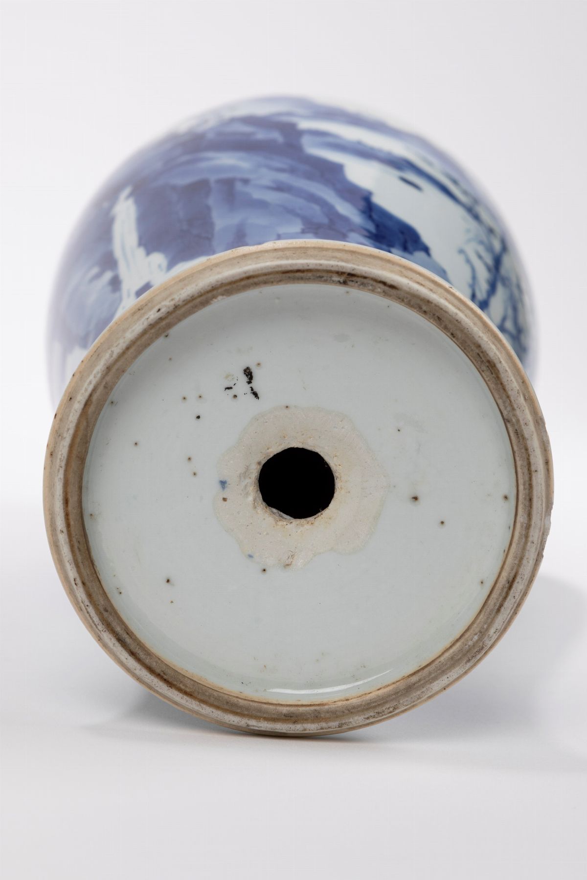 Vaso in porcellana bianca e blu, Cina, periodo Kangxi (1661-1722)