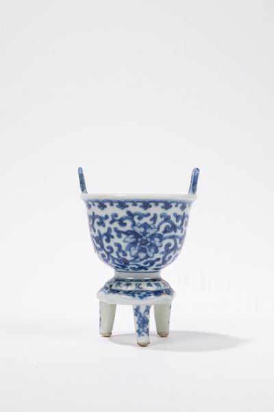 Incensiere tripode in porcellana bianca e blu, Cina, XIX / XX secolo
