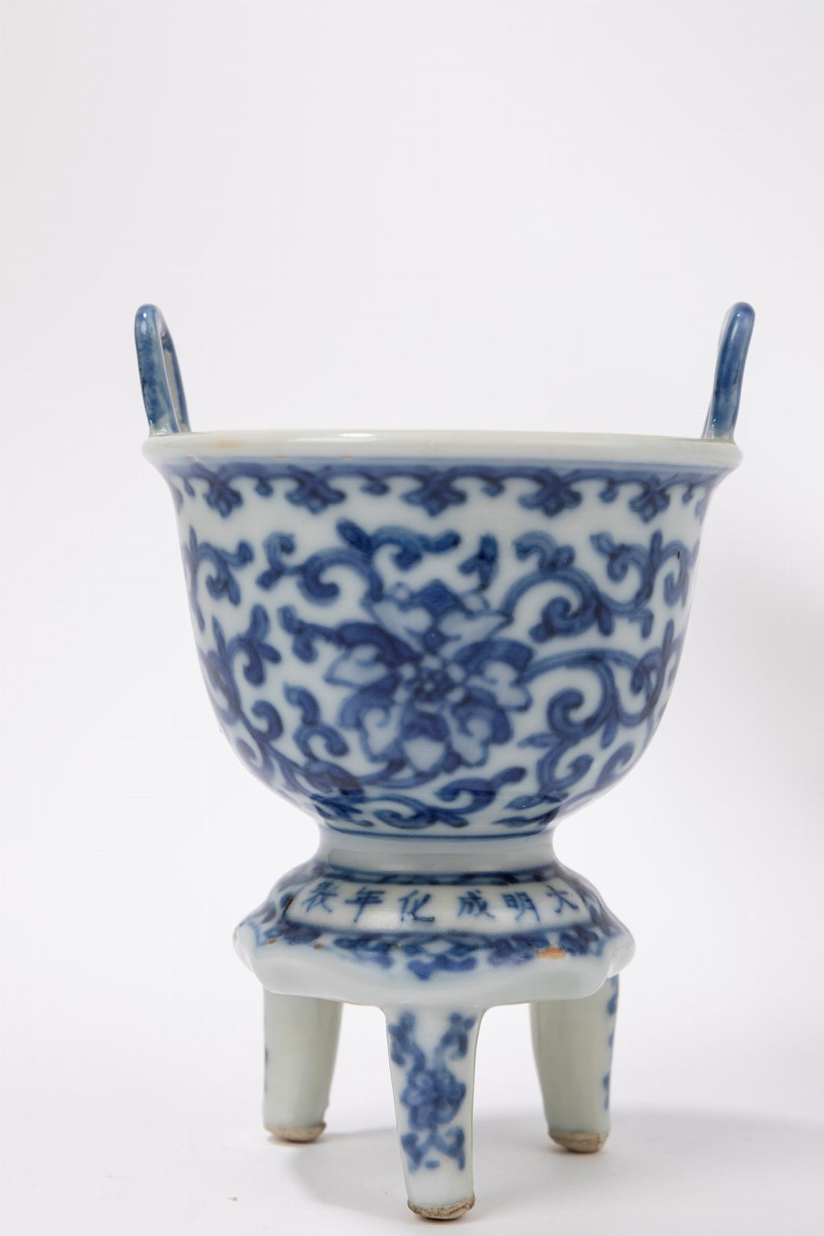 Incensiere tripode in porcellana bianca e blu, Cina, XIX / XX secolo