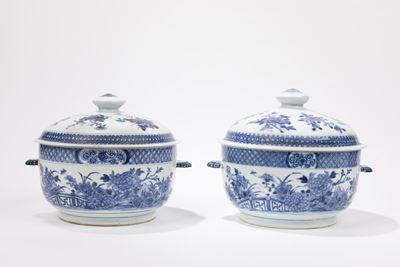 Cina, Coppia di zuppiere in porcellana bianca e blu, fine XVIII / inizio XIX secolo
