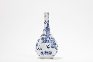 A BLUE AND WHITE PORCELAIN DRAGON BOTTLE VASE