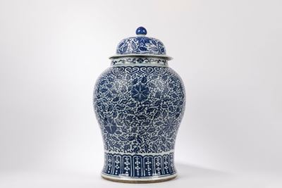Cina, Dinastia Qing, Grande vaso con coperchio in porcellana bianca e blu, XIX secolo