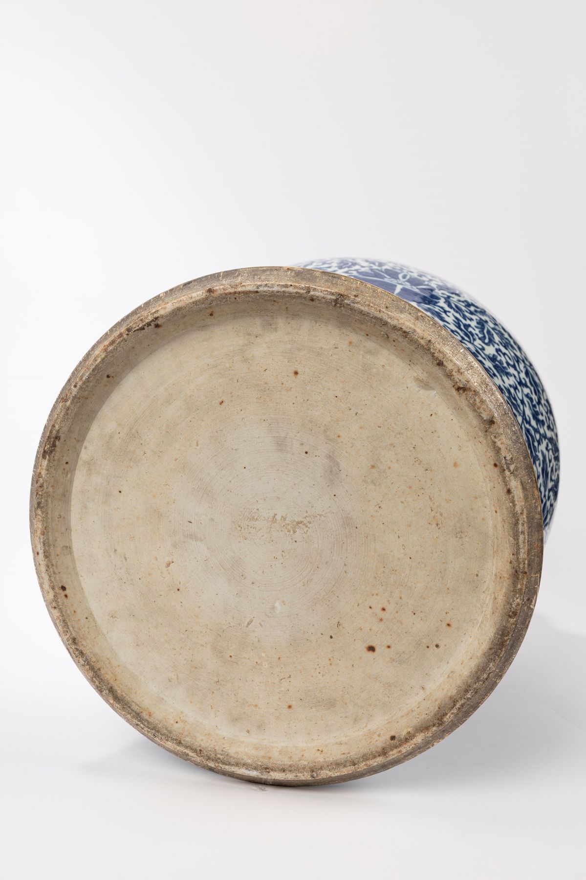 Cina, Dinastia Qing, Grande vaso con coperchio in porcellana bianca e blu, XIX secolo