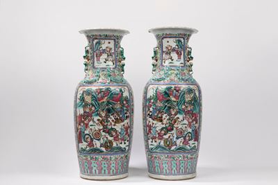 Cina, Dinastia Qing, Coppa di vasi in porcellana a forma di colonna con decorazione floreale