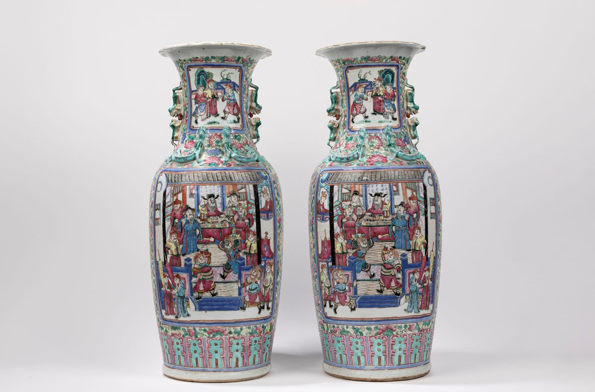 Cina, Dinastia Qing, Coppa di vasi in porcellana a forma di colonna con decorazione floreale