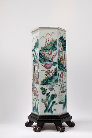 A FAMILLE ROSE PORCELAIN VASE
