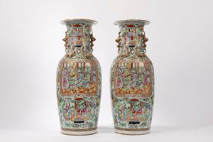 A PAIR OF PORCELAIN LARGE VASES