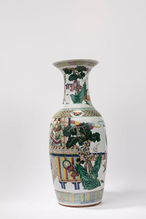 A LARGE FAMILLE ROSE PORCELAIN VASE