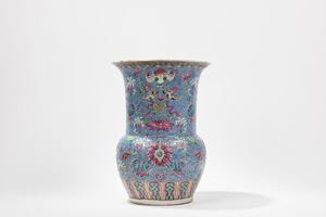 A FAMILLE ROSE PORCELAIN VASE
