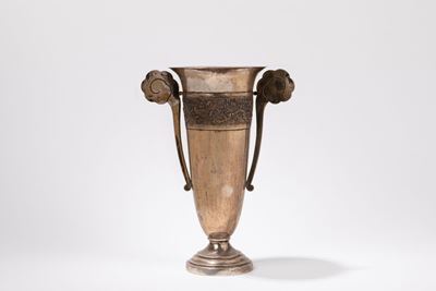 Vaso in argento, decorato a rilievo con paesaggio, Vietnam, inizio XX secolo