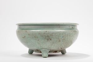 A LONGQUAN CELADON PORCELAIN CENSER