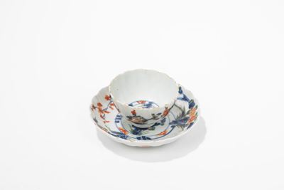 Porcellana Wucai, Tazzina con piattino a forma di crisantemo, Cina, periodo Kangxi (1661-1722)