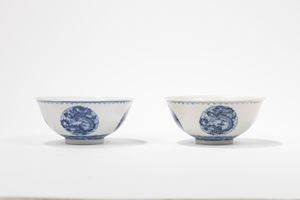 A PAIR OF BLUE AND WHITE PORCELAIN CUPS
