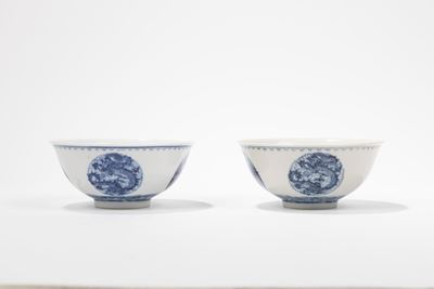 Cina, Coppia di coppe in porcellana bianca e blu, periodo Guangxu (1875-1908)