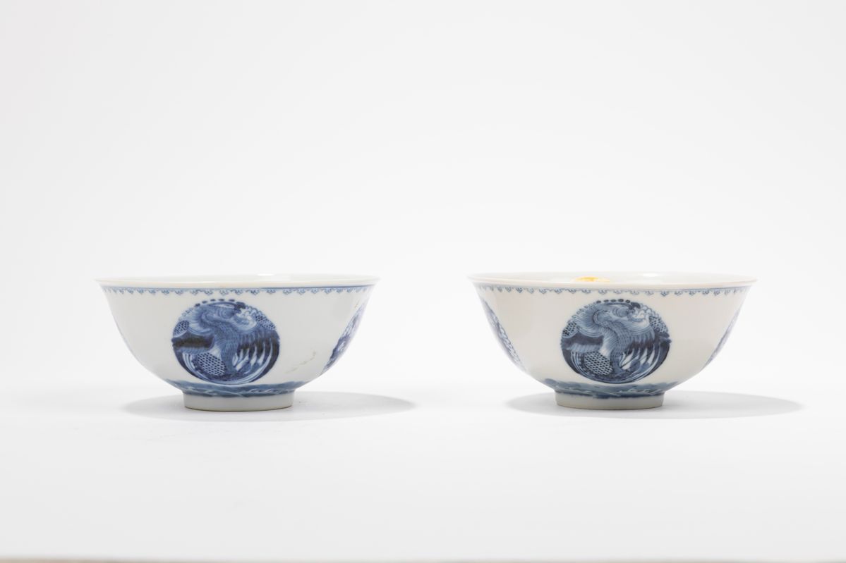 Cina, Coppia di coppe in porcellana bianca e blu, periodo Guangxu (1875-1908)