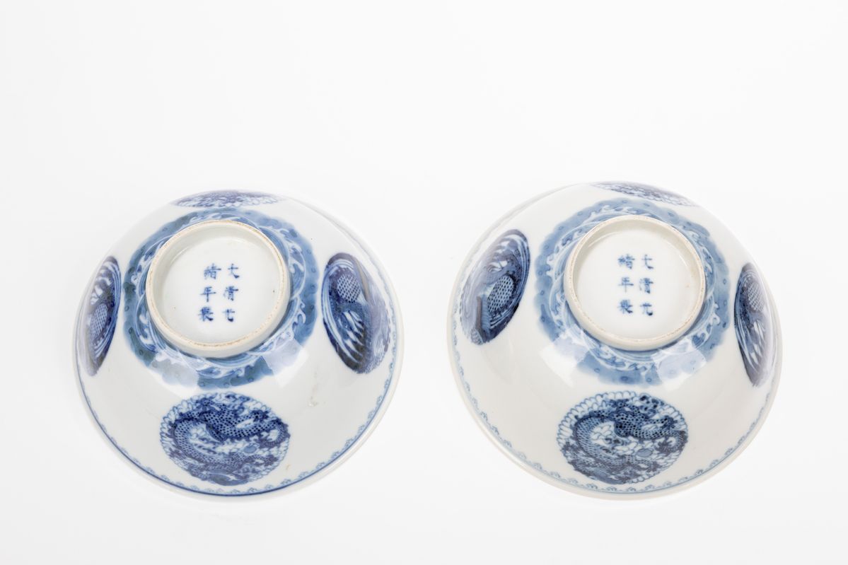 Cina, Coppia di coppe in porcellana bianca e blu, periodo Guangxu (1875-1908)