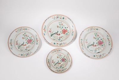 Set di tre grandi piatti e un piatto in porcellana, Cina, periodo Qianlong (1735-1796)