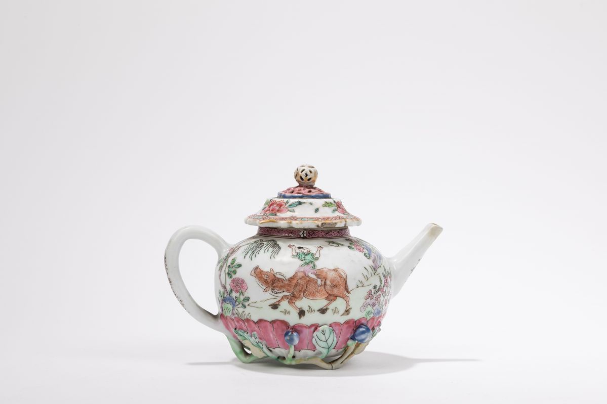 Teiera in porcellana Famiglia Rosa, Cina, periodo Yongzheng (1723-1735)