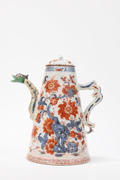 Teiera in porcellana Imari, Cina, dinastia Qing, XVIII secolo
