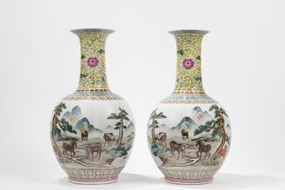 Cina, Repubblica Popolare Cinese (1949 - presente), Coppia di vasi in porcellana decorati con gli...