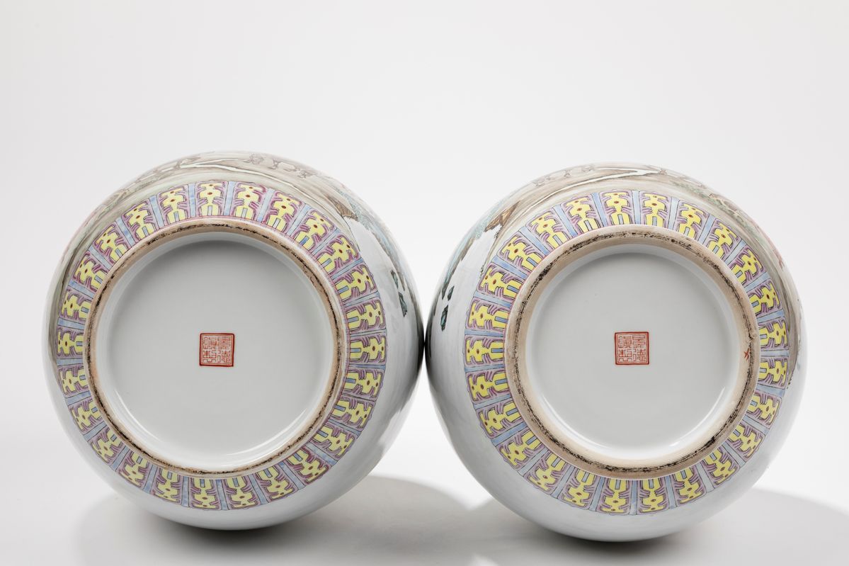 Cina, Repubblica Popolare Cinese (1949 - presente), Coppia di vasi in porcellana decorati con gli...