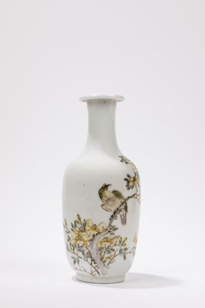Bi Bo Tao, Vaso in porcellana dipinto con smalti policromi