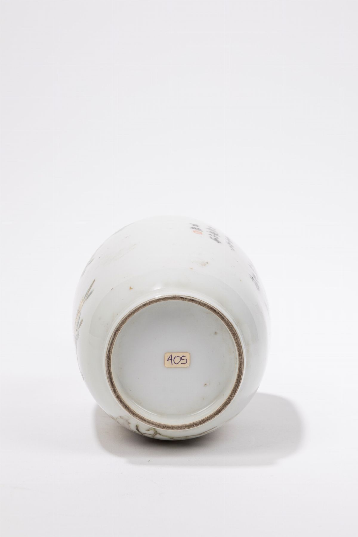 Bi Bo Tao, Vaso in porcellana dipinto con smalti policromi