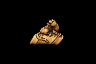 Kikugawa Ryukoku, Netsuke in avorio con figura femminile e nuvole
