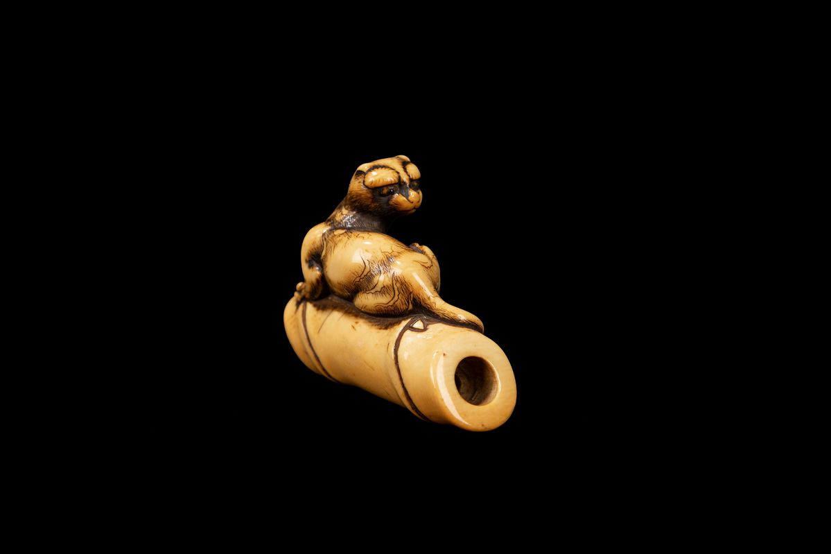 Kikugawa Ryukoku, Netsuke in avorio con figura femminile e nuvole