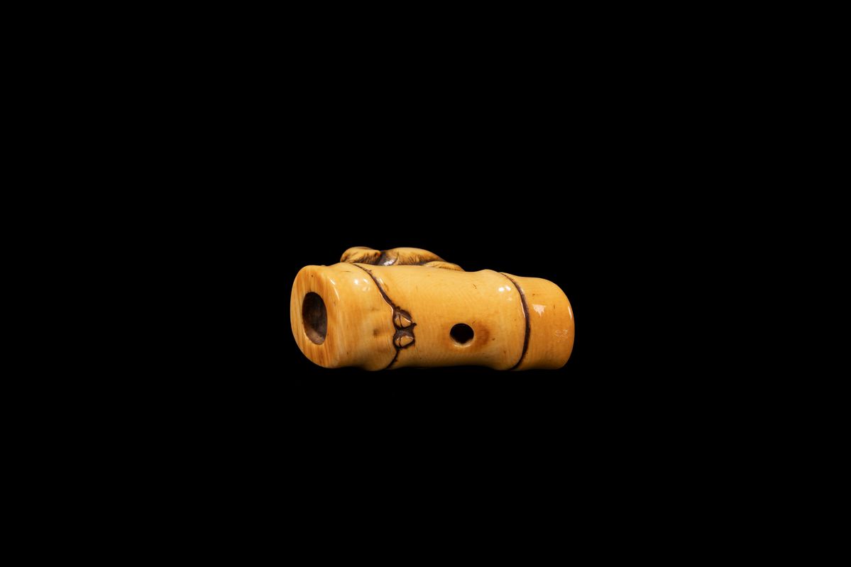 Kikugawa Ryukoku, Netsuke in avorio con figura femminile e nuvole