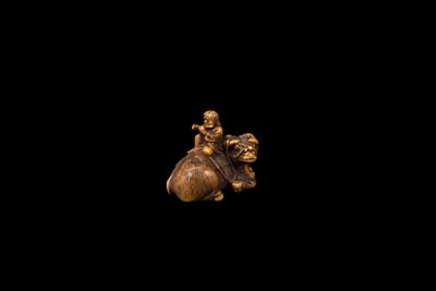 Gyokkei, Netsuke in avorio raffigurante un ragazzo che suona il flauto su un bue sdraiato