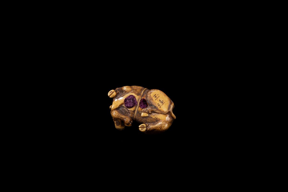 Gyokkei, Netsuke in avorio raffigurante un ragazzo che suona il flauto su un bue sdraiato