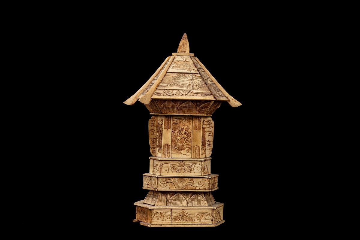 Okimono giapponesi in osso, barca del tesoro con i sette saggi della buona fortuna, periodo Meiji