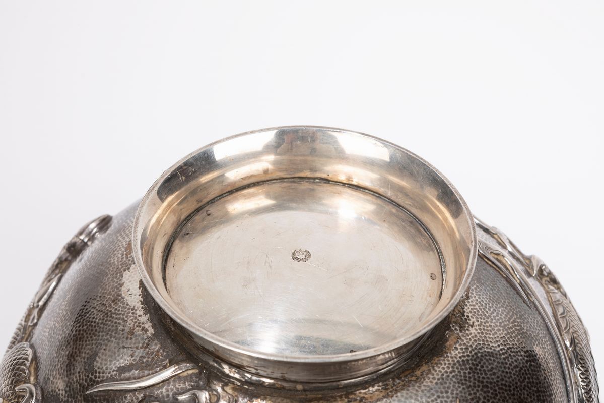 Bowl in argento con dragone a tre artigli, Giappone, periodo Meiji