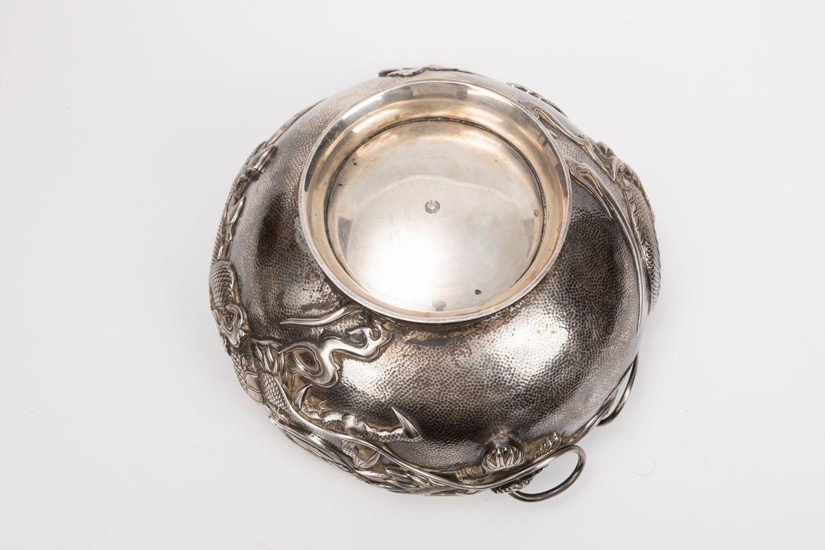 Bowl in argento con dragone a tre artigli, Giappone, periodo Meiji