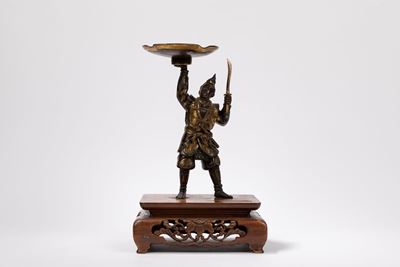 Okimono in bronzo, Samurai con piatto circolare su base in legno