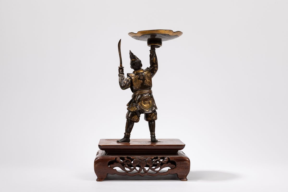 Okimono in bronzo, Samurai con piatto circolare su base in legno
